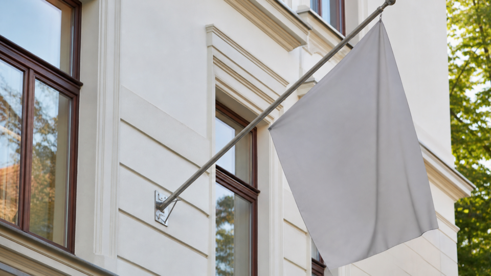 Titelbild zu „Fahnenmast an der Fassade: Befestigung richtig mitplanen“