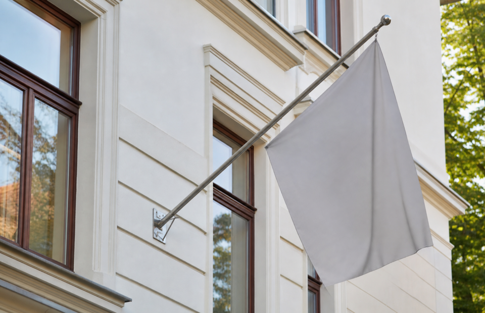 Titelbild zu „Fahnenmast an der Fassade: Befestigung richtig mitplanen“
