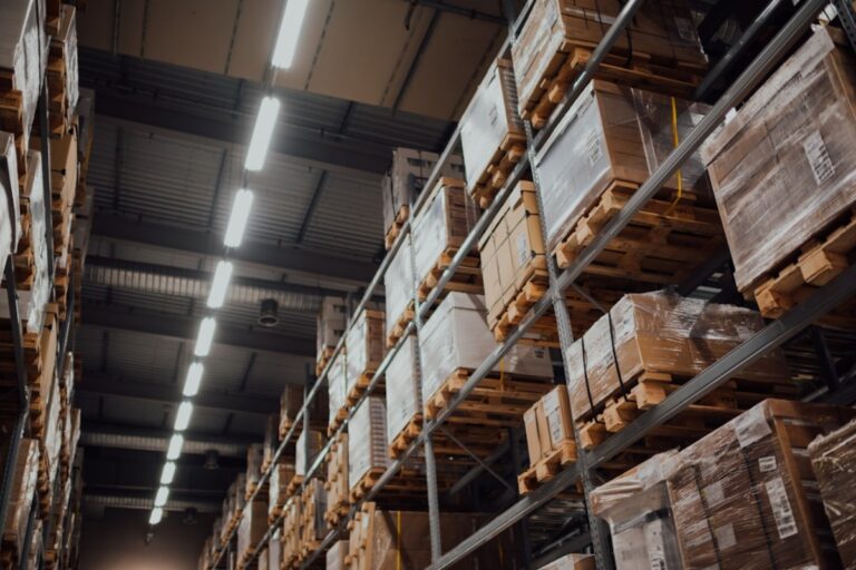 Titelbild zu „Energieeffiziente Beleuchtung für große Industriehallen – ein Überblick“